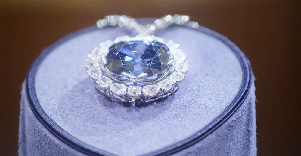 A large blue diamond surrounded by smaller white diamonds